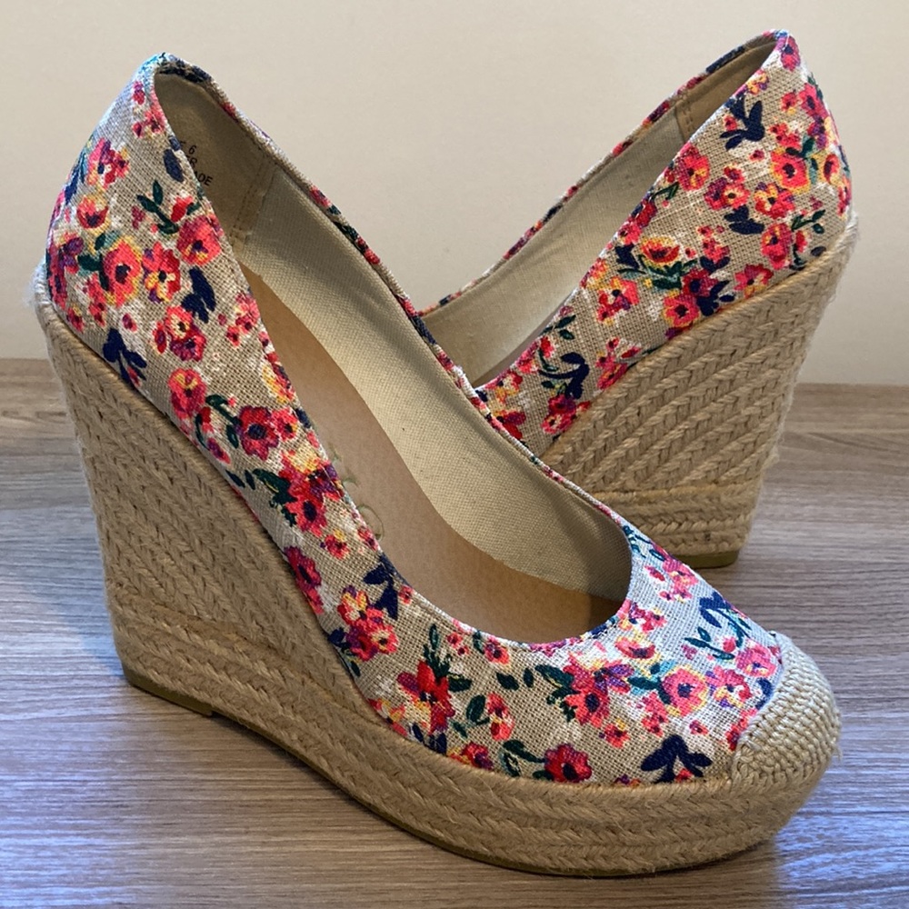 NWT Groove platform espadrilles wedge heel 6